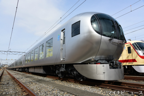 西武鉄道の新型特急車両001系「ラビュー」