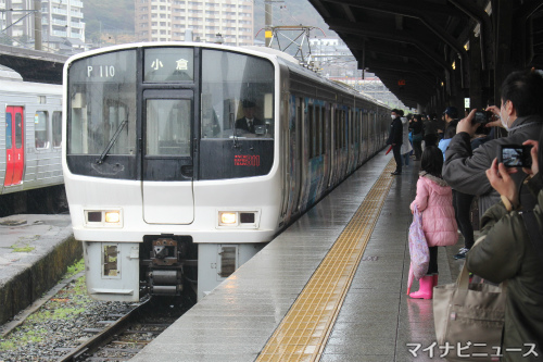 Jr九州811系 わたせせいぞうラッピングトレイン 門司港駅を発車