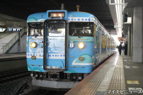 岡山駅2番線ホームに115系「SETOUCHI TRAIN」が入線(写真：マイナビニュース)