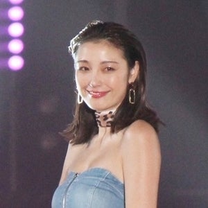 木下優樹菜、ベアトップワンピで胸の谷間チラリ