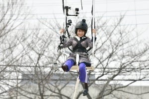 秋元真夏、乃木坂46制服姿で上空30mから靴飛ばし「白熱しました」