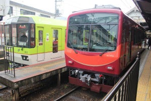 叡山電鉄「青もみじきらら」出発式、リニューアル722号車とも並ぶ