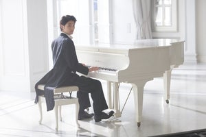“御曹司”磯村勇斗のピアノを弾く姿にファン歓喜「かっこよすぎ」