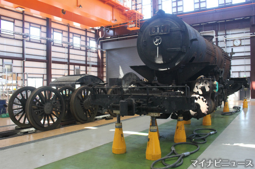 復元作業の進む蒸気機関車C11形。東武鉄道が車輪抜きの作業を公開(写真：マイナビニュース)