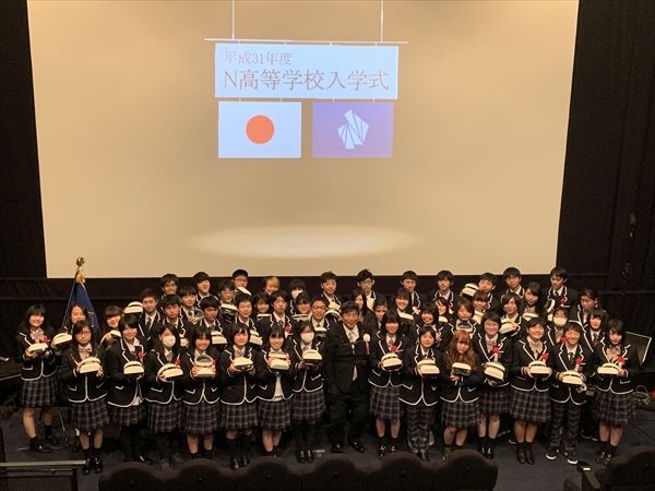集合写真。画像真ん中が奥平博一校長