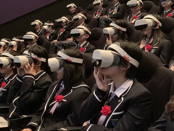 2016年の開校時と同じく「VRゴーグル」を着用したVR入学式が実施。2017年にはMRヘッドセット「HoloLens」を使用した入学式に変化したものの、2018年にはVR入学式に戻り、第4回となる今回もVRデバイスで実施された。この異様な光景はもはや春の風物詩となりつつある