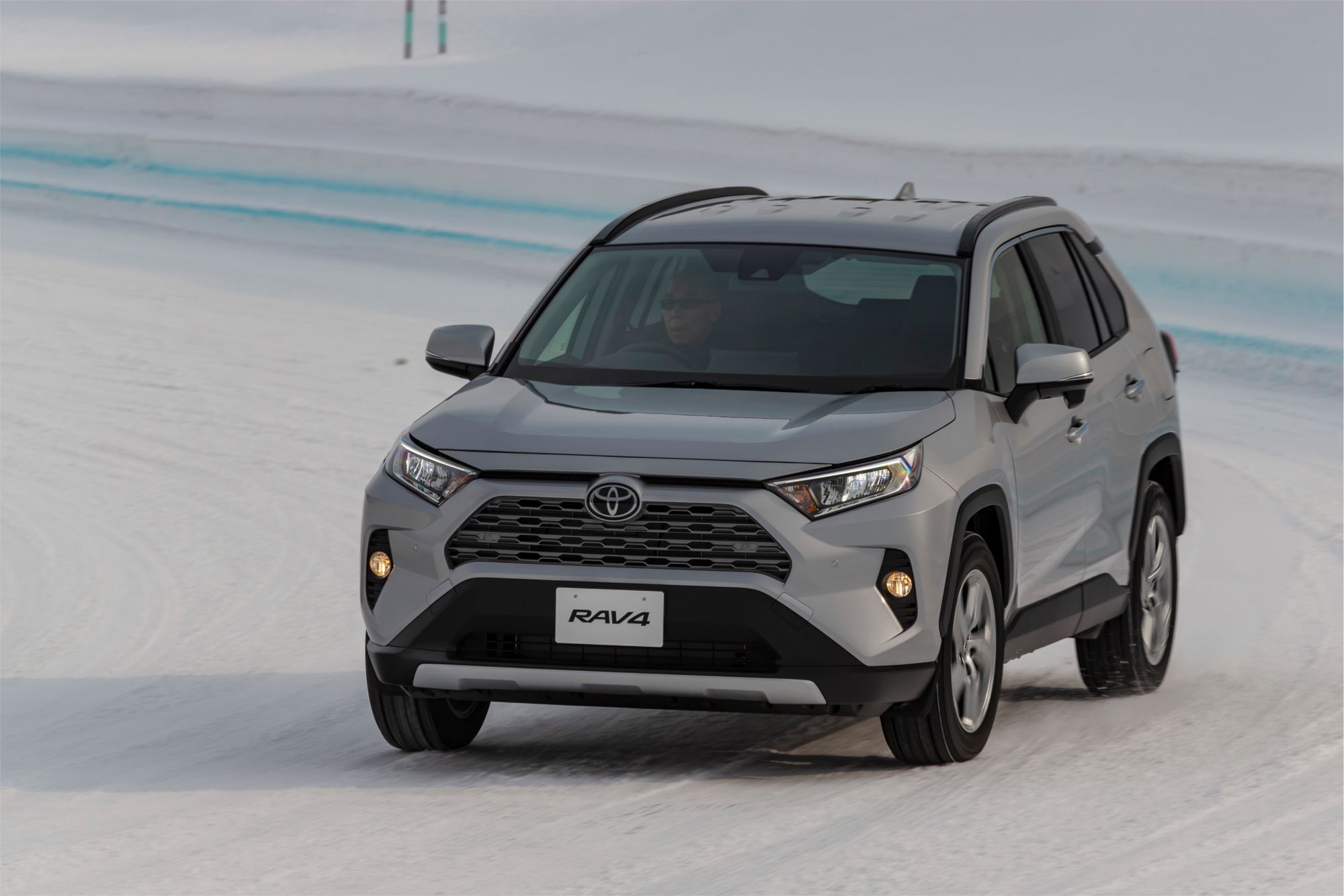 トヨタの新型 Rav4 に雪上試乗 三車三様 の四輪駆動システムを体感 マイナビニュース