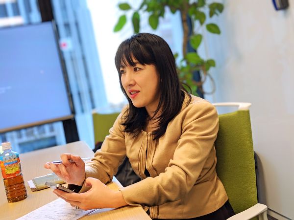 デリィス 代表取締役社長の杉浦莉起さん。上智大学卒後後、LVMH(モエヘネシー・ルイヴィトン)グループにて宣伝広報に従事。その後P&amp;Gジャパンに転じ、SK-Ⅱ、パンパース、ブラウンジレットなどのブランドコミュニケーション戦略/PRに携わる。その後ブランド価値プロデューサーとして独立し、現職。著書に『<a href="https://www.amazon.co.jp/dp/B07GGJG4V4/ref=dp-kindle-redirect?_encoding=UTF8&amp;btkr=1" target="_blank" rel="noopener">いつでも「最良」を選べる人になる</a>など