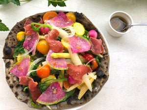 PIZZA FORTUNA、1日分の野菜が摂れる黒ピッツァを数量限定販売