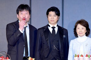 ”執事”上川隆也、スイーツをサーブ! 佐藤二朗は苺をくわえキュートな表情