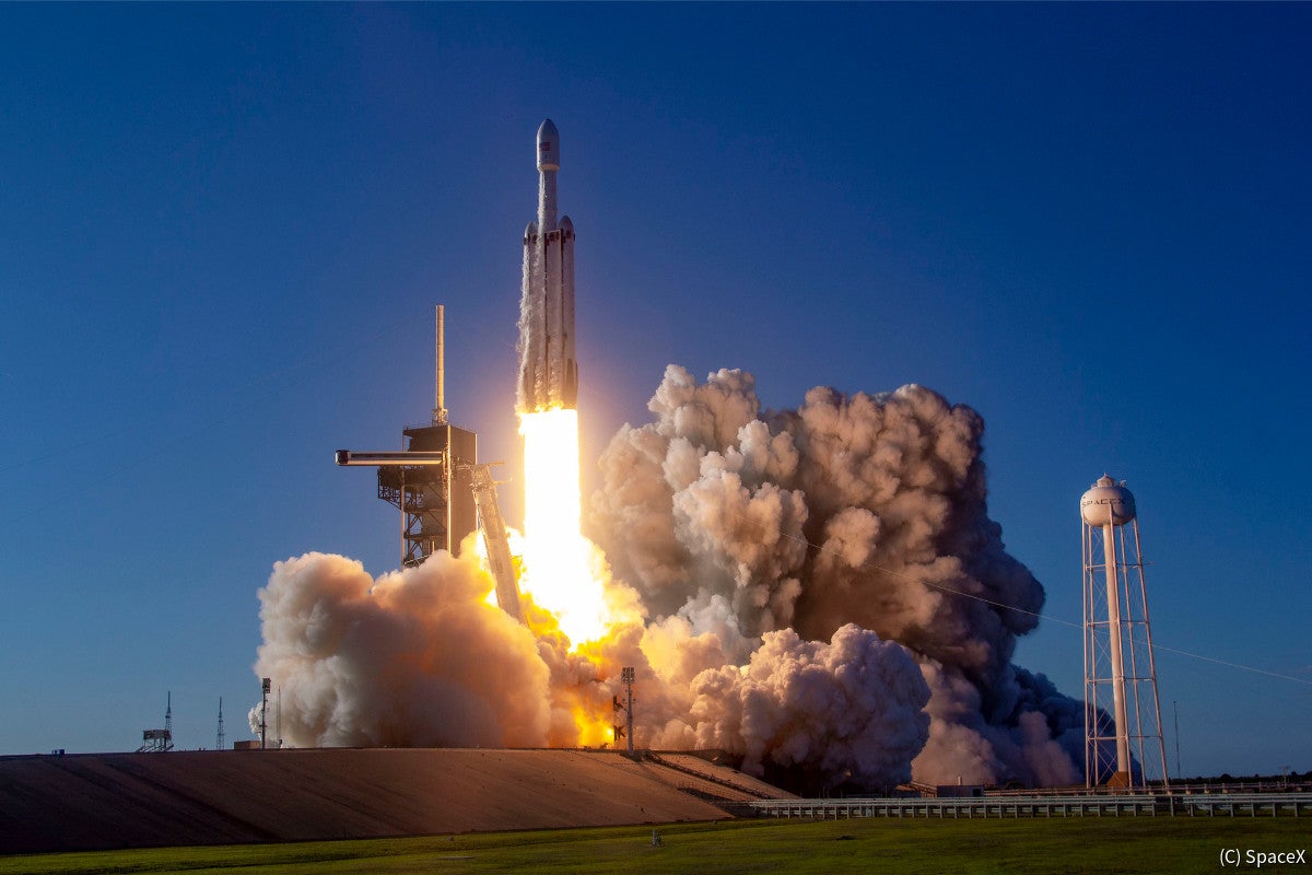 スペースxの超大型ロケット ファルコン ヘヴィ 初の商業打上げに成功 マイナビニュース