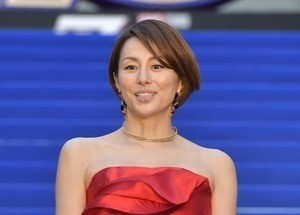 米倉涼子、美背中＆デコルテあらわなドレスで魅了