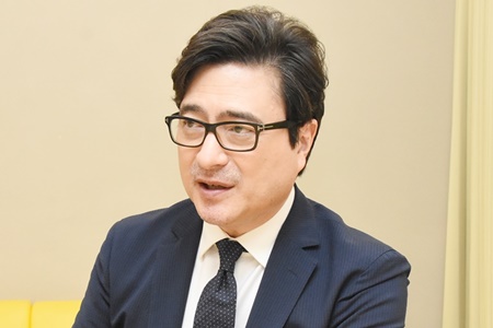 『Q＆Aリーグ 企業対抗クイズ選手権』司会のジョン・カビラ
