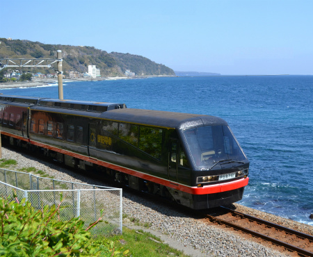 伊豆急行線を走る「黒船電車」(写真提供：伊豆急行)