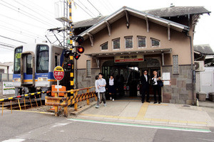 南海電鉄、諏訪ノ森駅西駅舎の卒業セレモニー - 約100年の歴史に幕