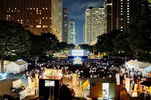 高層ビル群の夜景と無料の映画が楽しめる屋外シアターイベントが新宿で開催