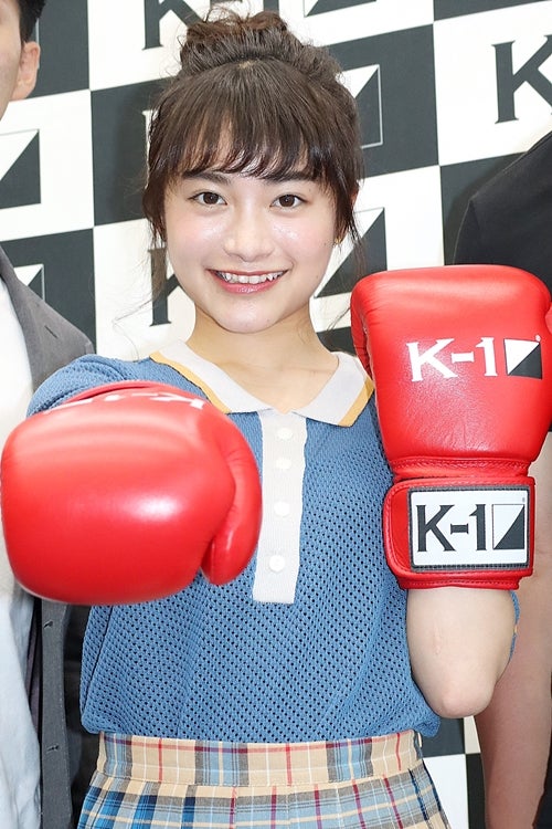 日本一かわいい女子高生 福田愛依 ミニスカ 初グローブで決めポーズ マイナビニュース