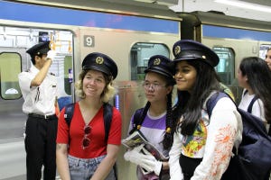 相鉄「インバウンドツアー」米国の学生が参加、駅係員の仕事に挑戦