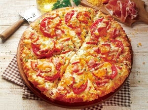 PIZZA-LA、世界チャンピオン監修の「黄金チーズと贅沢4種ハムのピザ」発売