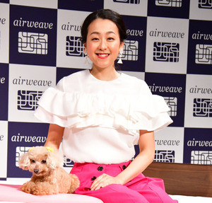 浅田真央､愛犬"エアロ"とイベント初共演｢久しぶりに会えてよかった!｣と喜び