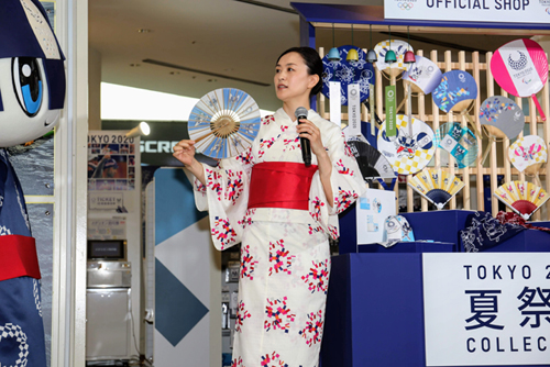 円形の扇子に興味津々な上村愛子さん
