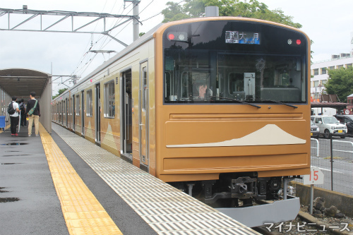 富士急行線開業90周年記念車両がデビュー(写真：マイナビニュース)