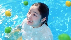 橋本環奈、プールに宙返り飛び込み! 潜水を繰り返し”女優魂”見せる