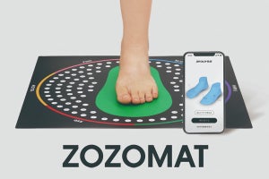 ZOZOがスーツの次はマット、足のサイズを測る「ZOZOMAT」を無料配布