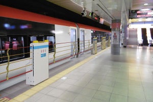 JR東日本の成田空港駅＆空港第2ビル駅、昇降式ホーム可動柵を整備