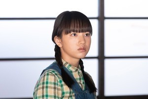 『なつぞら』広瀬すず＆清原果耶、三つ編みとチェックのシャツで“姉妹感”