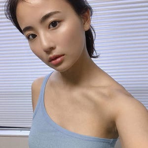 平嶋夏海、セクシーな”ワンショル”自撮りを公開に、「美しすぎる…」「デコルテきれい」