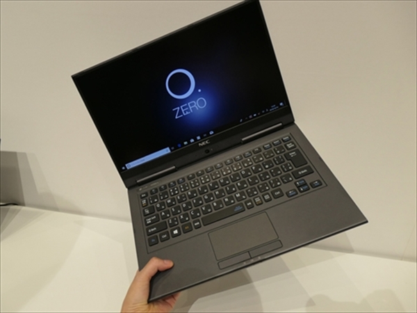 富士通「LIFEBOOK UH95/D2」