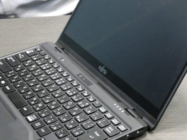 富士通「LIFEBOOK UH95/D2」