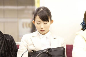 電車での居眠り時に首を痛めない眠り方を専門医が解説