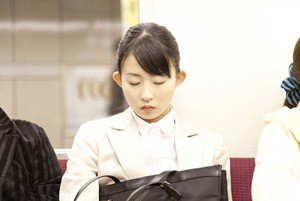 電車での居眠り時に首を痛めない眠り方を専門医が解説