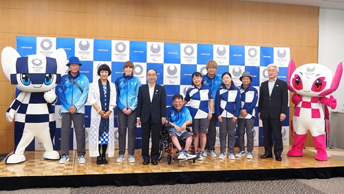 東京2020組織委員会が、フィールドキャスト(大会スタッフ)、シティキャスト(都市ボランティア)のユニフォームを発表