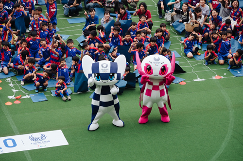 「1 Year to Go!」の人文字を作るイベントが開催された
