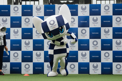 大きな動きでスポーツを表現。これは何のポーズ?