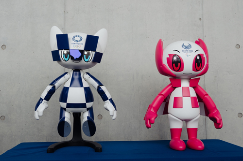 ミライトワロボット(左)とソメイティロボット(右)