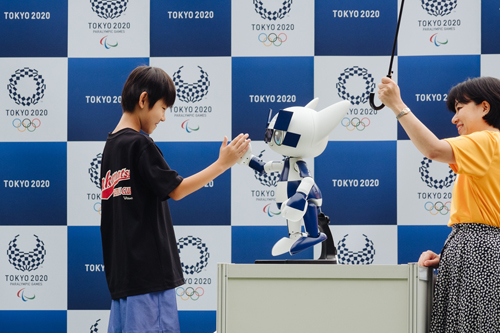 子どもたちとハイタッチを行うミライトワロボット