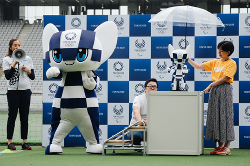 ミライトワとミライトワロボットで同じポーズを披露
