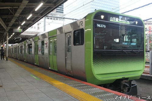 山手線E235系の特別車体ラッピング列車が大崎駅4番線ホームに入線(写真：マイナビニュース)