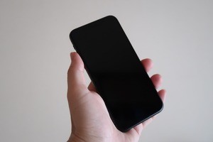 iPhoneの画面が真っ暗になり、何をやっても反応しません!? - いまさら聞けないiPhoneのなぜ