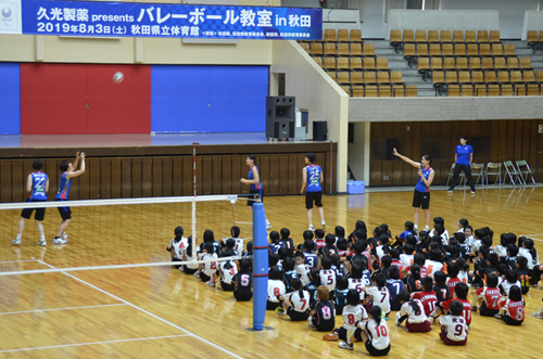 子どもたちにプレーを見せる選手たち