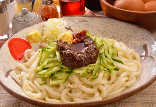 「じゃじゃ麺」はしっかり混ぜて食べるのがポイント