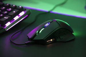 Cooler Master、有機ELディスプレイ搭載のゲーミングマウス