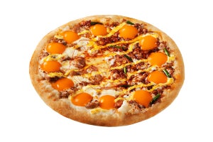 ピザハット、満月をイメージした半熟卵黄風ソース使用の2種の月見ピザ発売