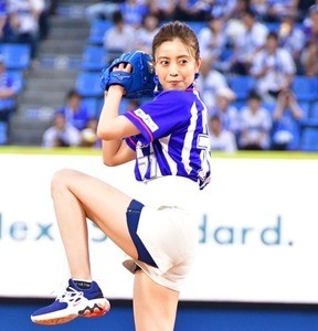 片瀬那奈、始球式で見事にノーバン投球「山崎康晃選手を意識しました!」