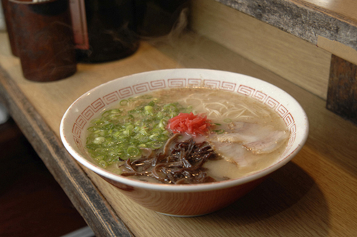 屋台でもよく食べられる「博多ラーメン」