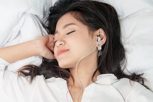 耳につけて寝ても痛くない、睡眠用イヤホン「Sleeper」に新色ホワイト・ブルー